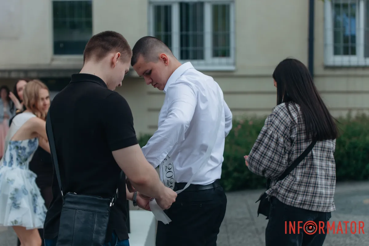 У Дніпрі пролунав останній дзвоник: як випускники святкують завершення навчального року 21