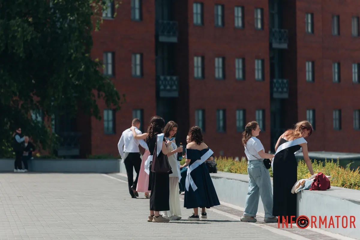 У Дніпрі пролунав останній дзвоник: як випускники святкують завершення навчального року 22