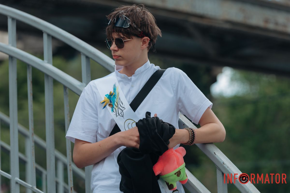 У Дніпрі пролунав останній дзвоник: як випускники святкують завершення навчального року 33