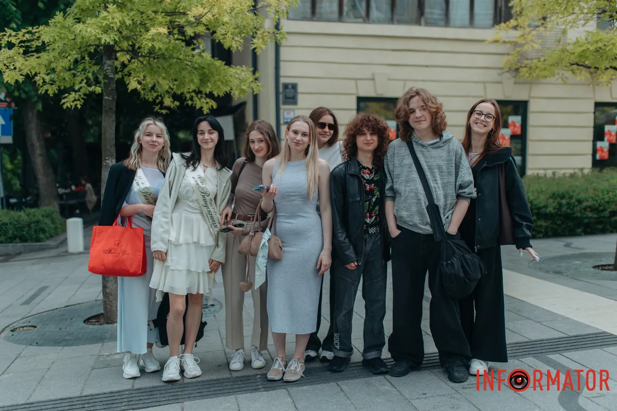 У Дніпрі пролунав останній дзвоник: як випускники святкують завершення навчального року 43