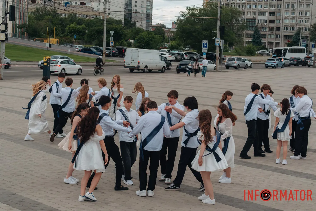 У Дніпрі пролунав останній дзвоник: як випускники святкують завершення навчального року 41