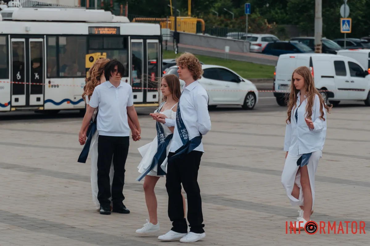 У Дніпрі пролунав останній дзвоник: як випускники святкують завершення навчального року 48