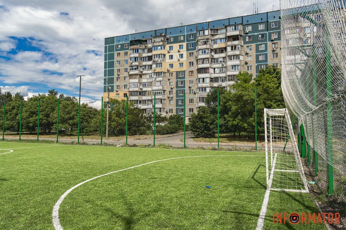 У Дніпрі на Висоцького міськрада під час війни за понад 2,5 мільйони відремонтувала майданчик для футболу 9
