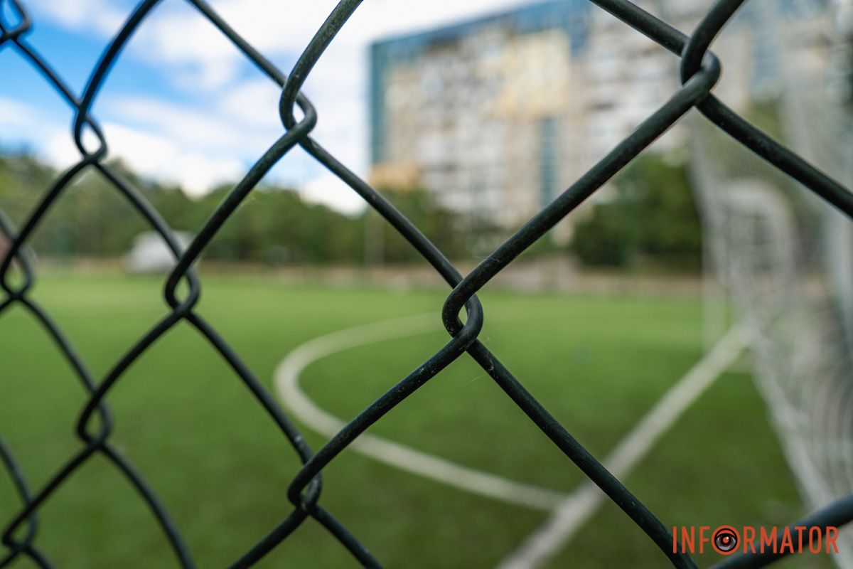 У Дніпрі на Висоцького міськрада під час війни за понад 2,5 мільйони відремонтувала майданчик для футболу 14