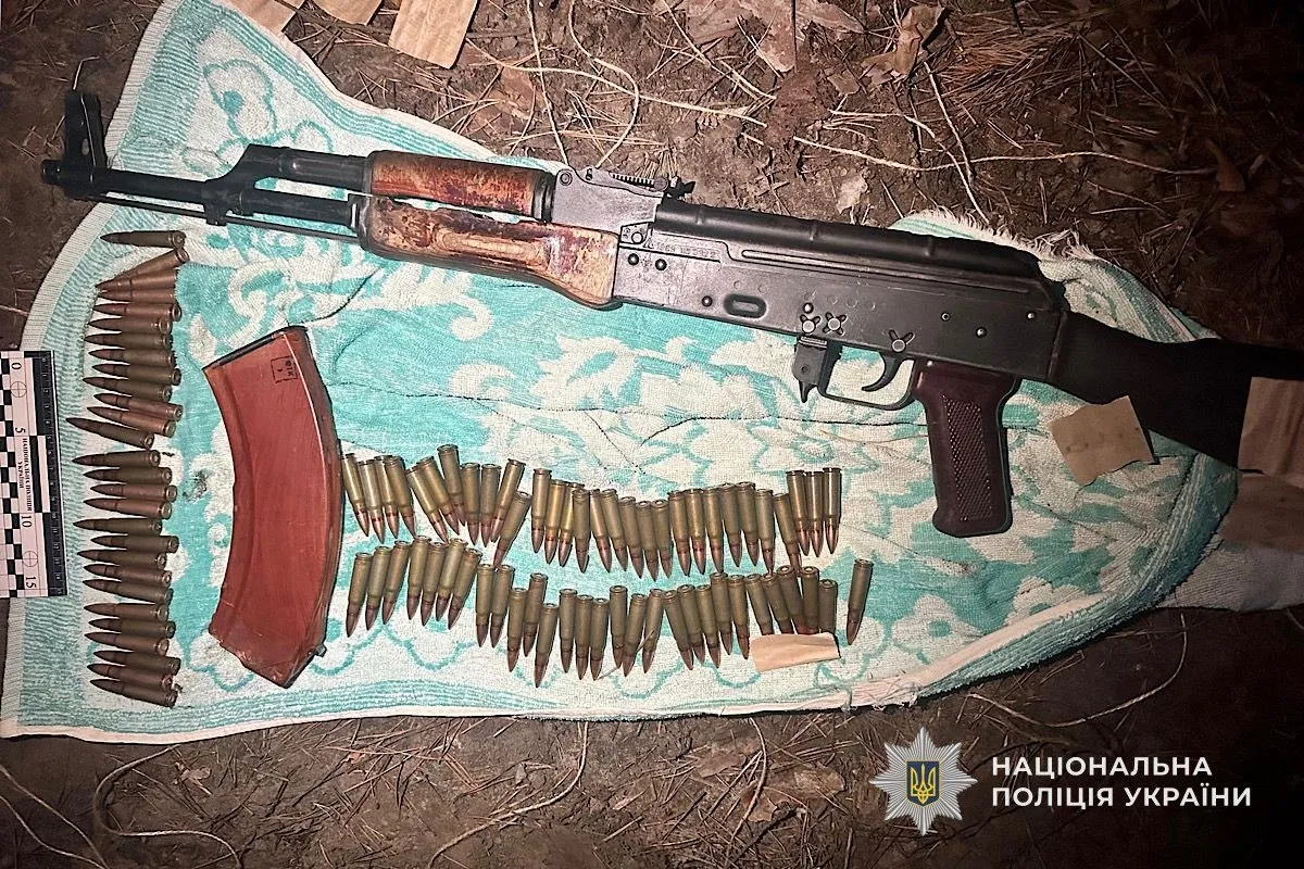 За даними слідства, двоє 31-річних чоловіків налагодили бізнес із продажу військових засобів ураження