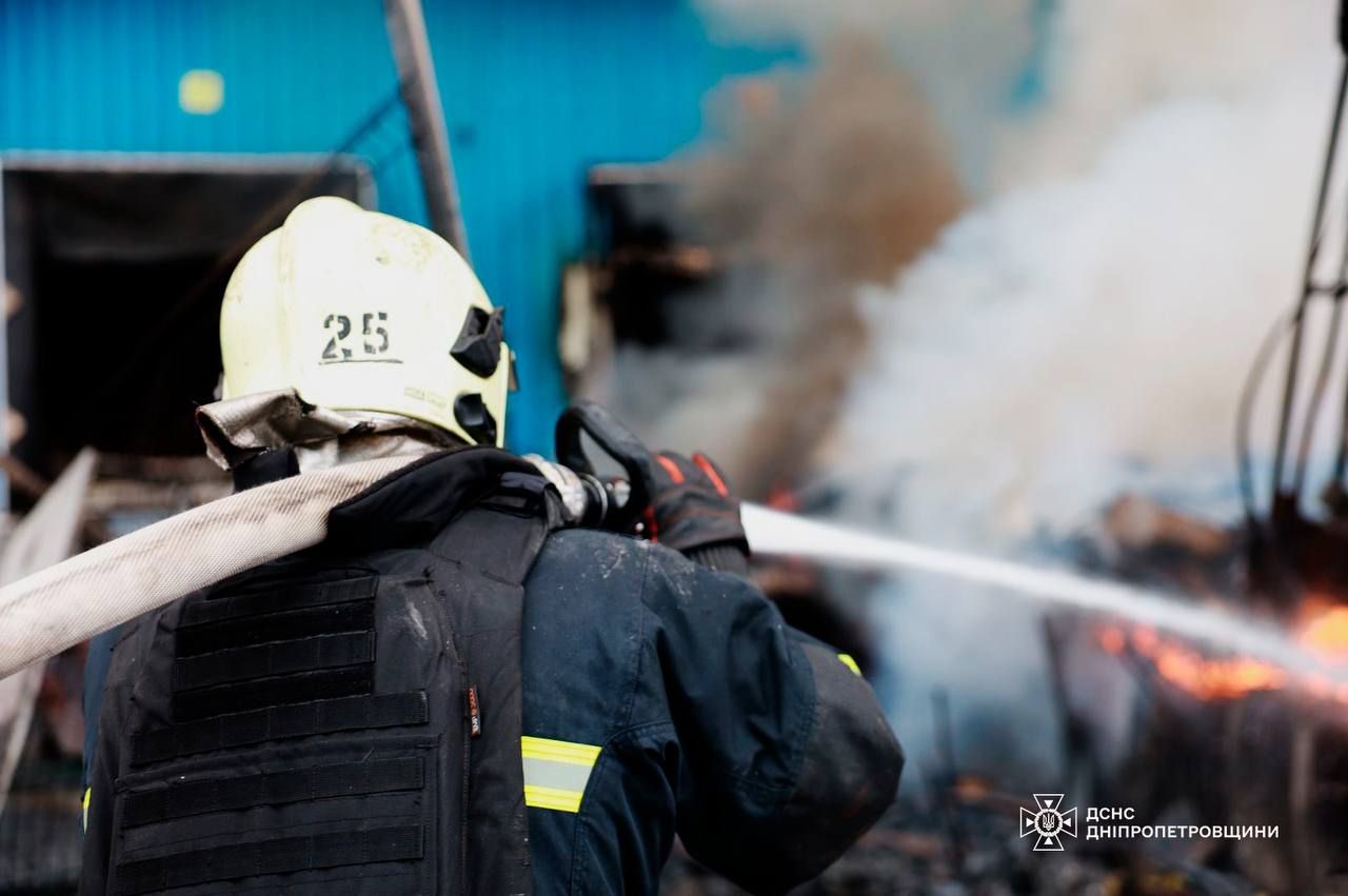Внаслідок удару безпілотником сталася пожежа на території термінала «Нової пошти» Внаслідок удару безпілотником сталася пожежа на території термінала «Нової пошти»
