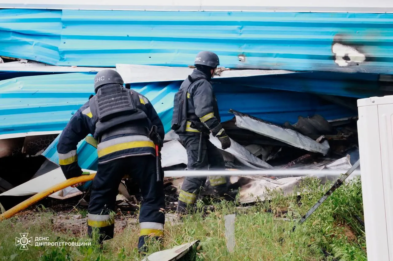 У Дніпрі продовжують ліквідовувати наслідки чергової російської атаки У Дніпрі продовжують ліквідовувати наслідки чергової російської атаки
