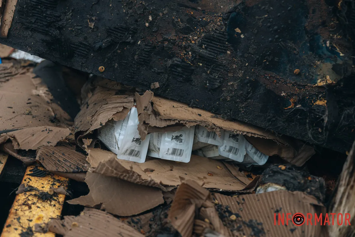 Транспортні засоби поруч із терміналом, понівечені полум'ям та уламками