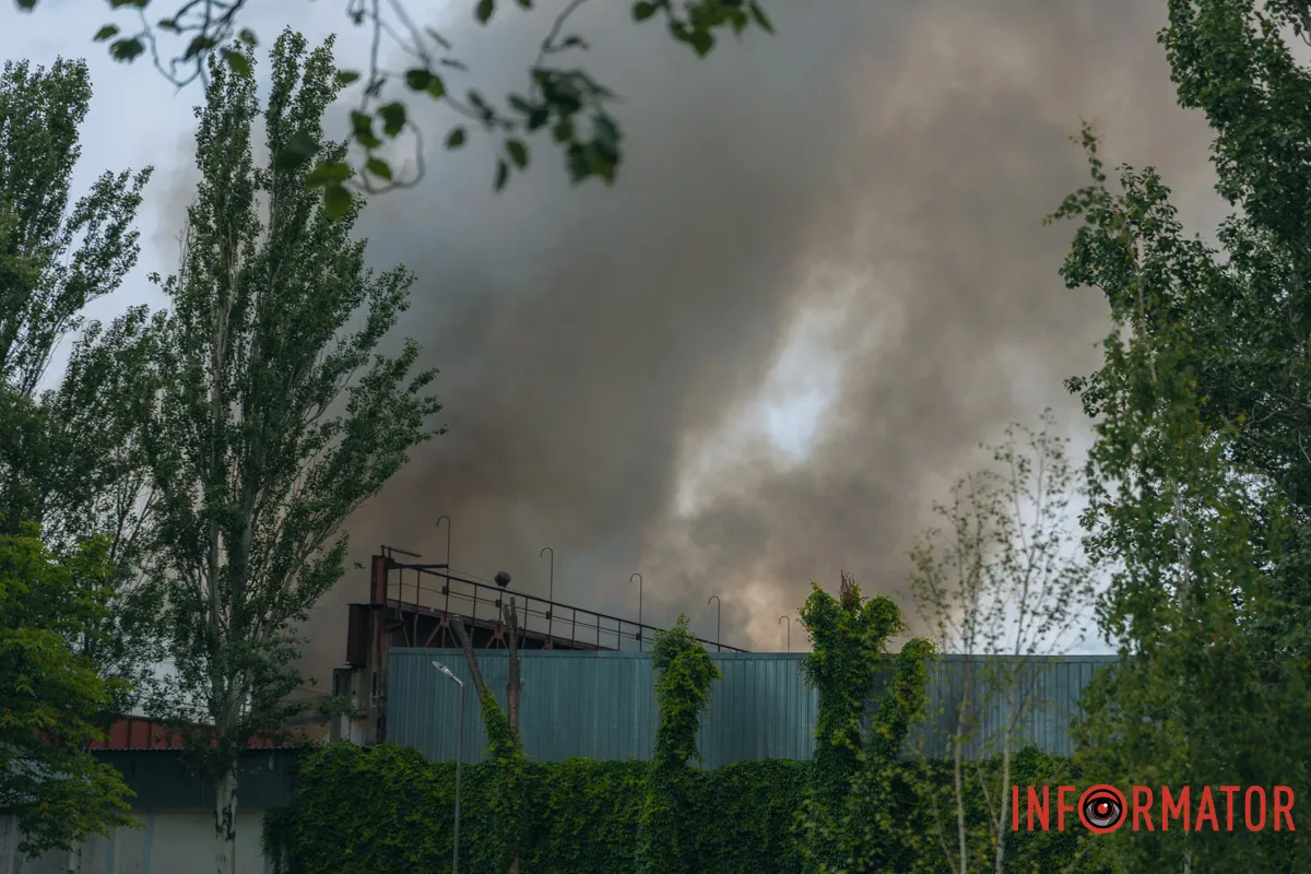 Пожежники пробиваються крізь стіну диму, аби приборкати стихію