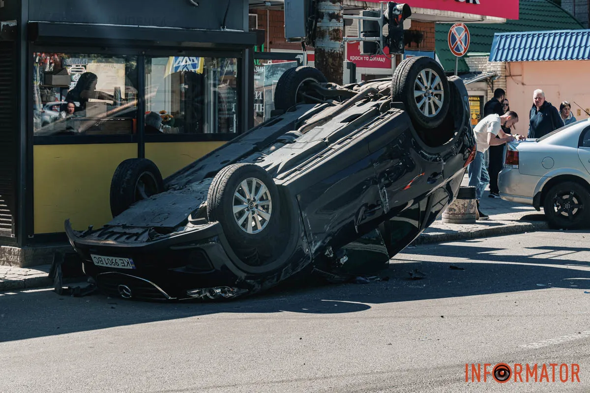 Mazda перекинулась на дах: на Робочій у Дніпрі сталася ДТП 1