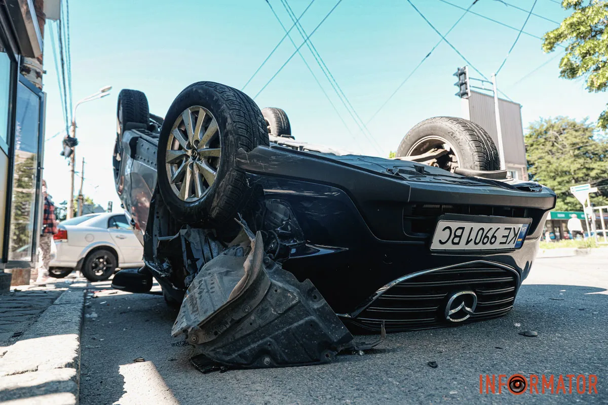Mazda перекинулась на дах: на Робочій у Дніпрі сталася ДТП 18