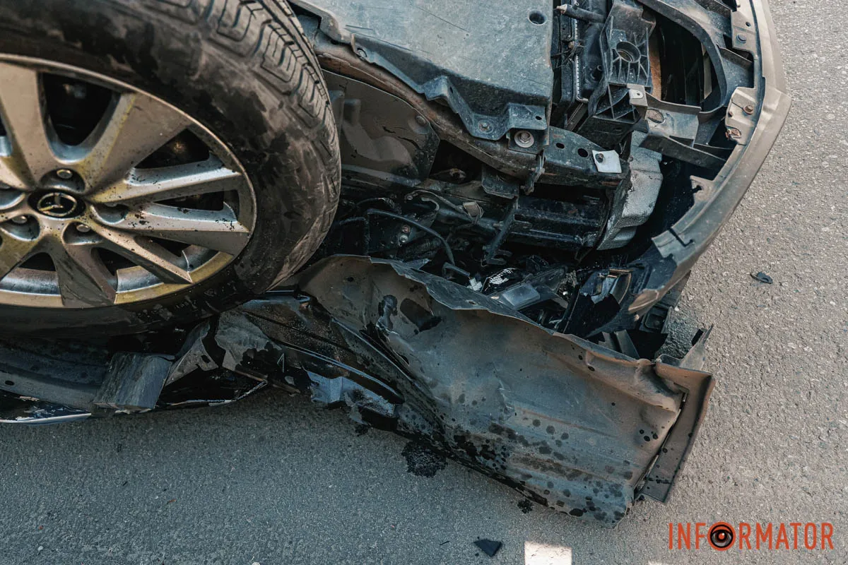 Mazda перекинулась на дах: на Робочій у Дніпрі сталася ДТП 15
