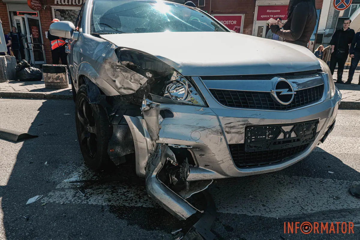 Mazda перекинулась на дах: на Робочій у Дніпрі сталася ДТП 4