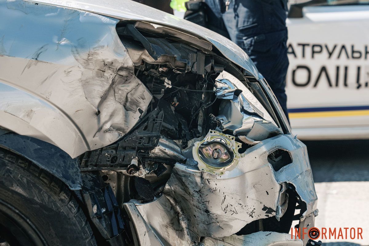 Mazda перекинулась на дах: на Робочій у Дніпрі сталася ДТП 7