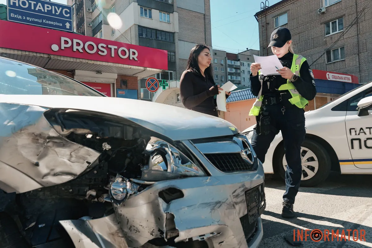 Mazda перекинулась на дах: на Робочій у Дніпрі сталася ДТП 10