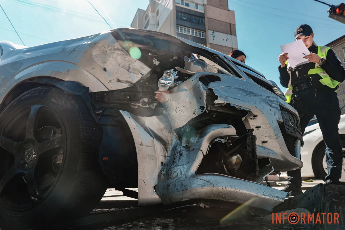 Mazda перекинулась на дах: на Робочій у Дніпрі сталася ДТП 13