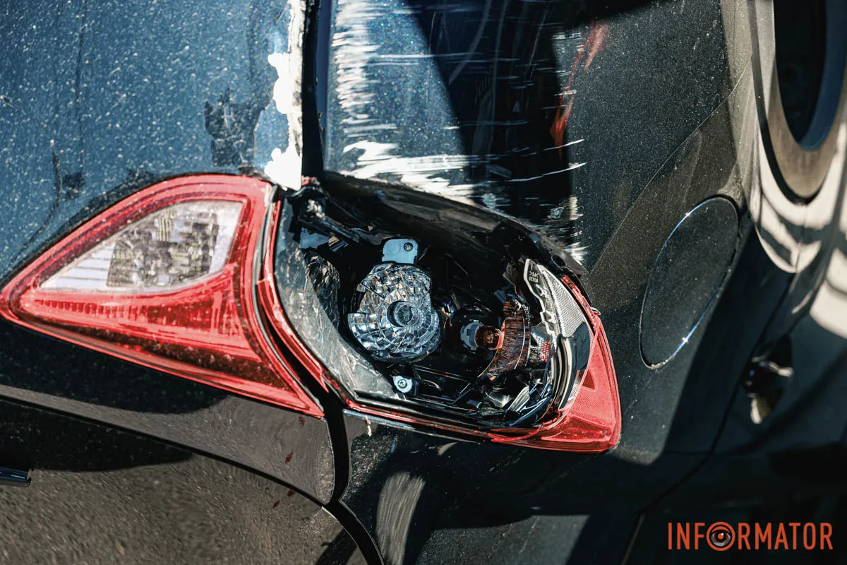 Mazda перекинулась на дах: на Робочій у Дніпрі сталася ДТП 16