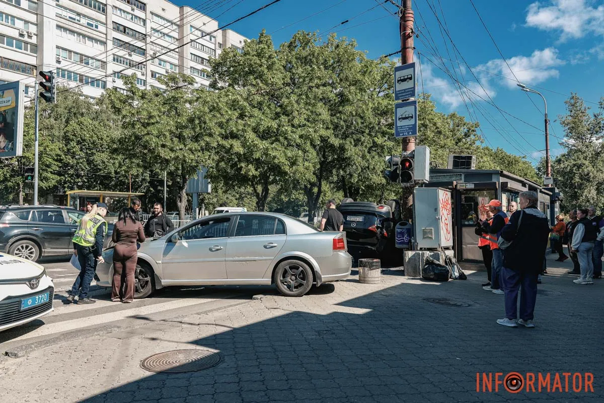 Mazda перекинулась на дах: на Робочій у Дніпрі сталася ДТП 5