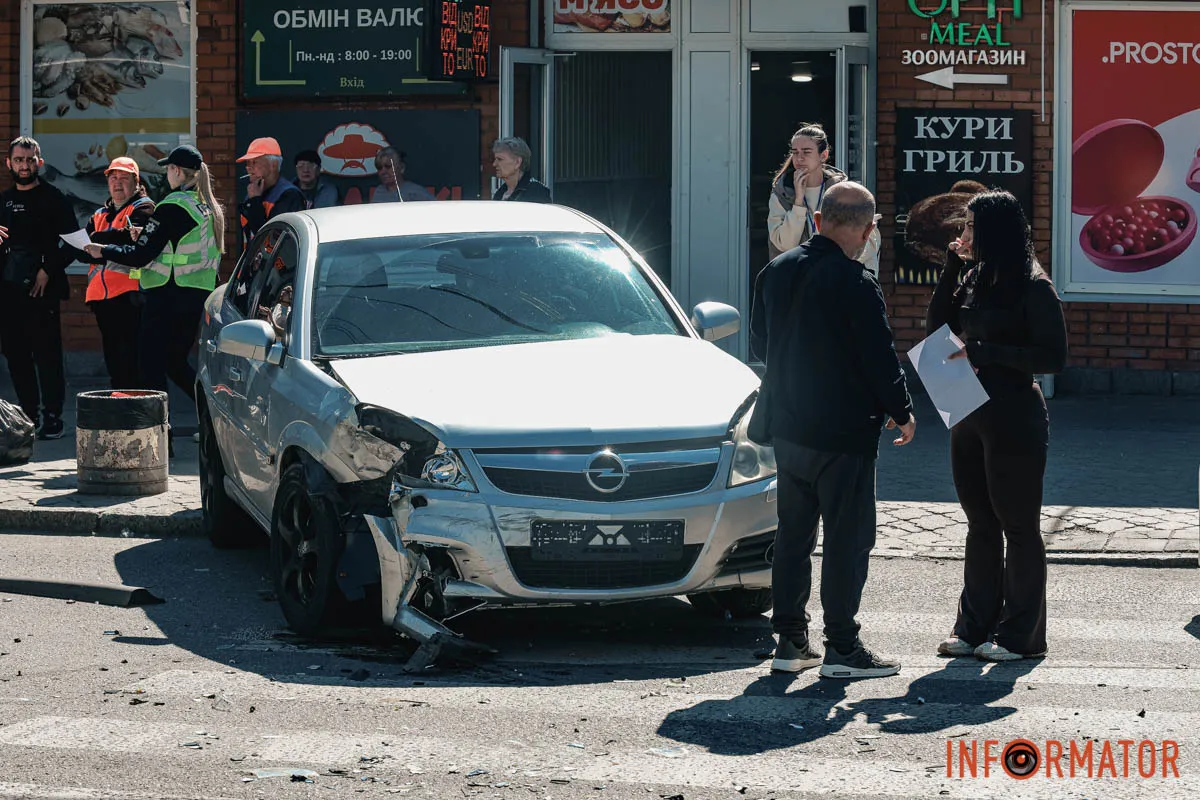 Mazda перекинулась на дах: на Робочій у Дніпрі сталася ДТП 6