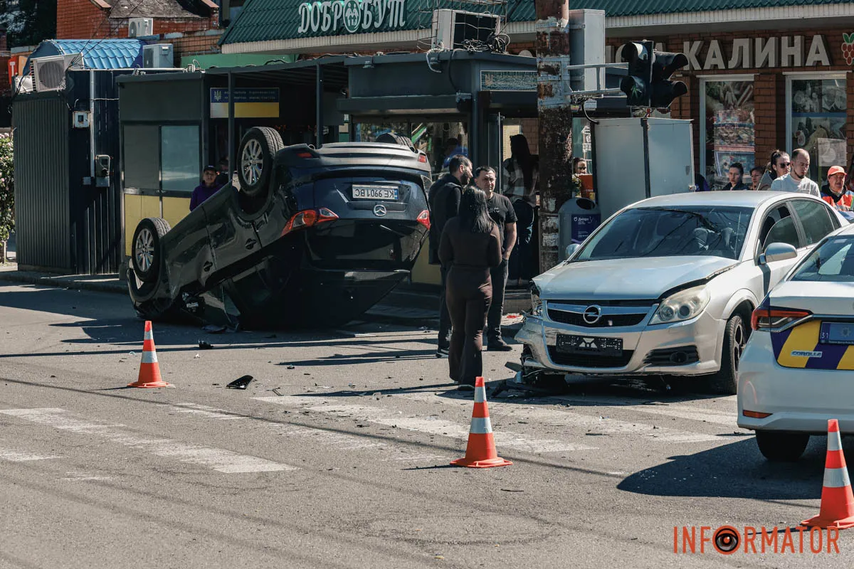 Mazda перекинулась на дах: на Робочій у Дніпрі сталася ДТП 12