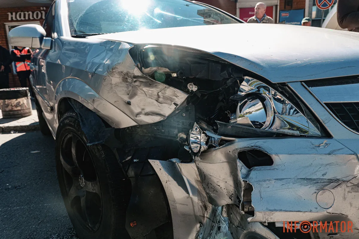 Mazda перекинулась на дах: на Робочій у Дніпрі сталася ДТП 17