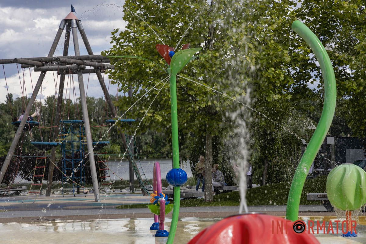 Літо офіційно стартувало: у Дніпрі відкрили сезон дитячих розваг у сквері Прибережний 6
