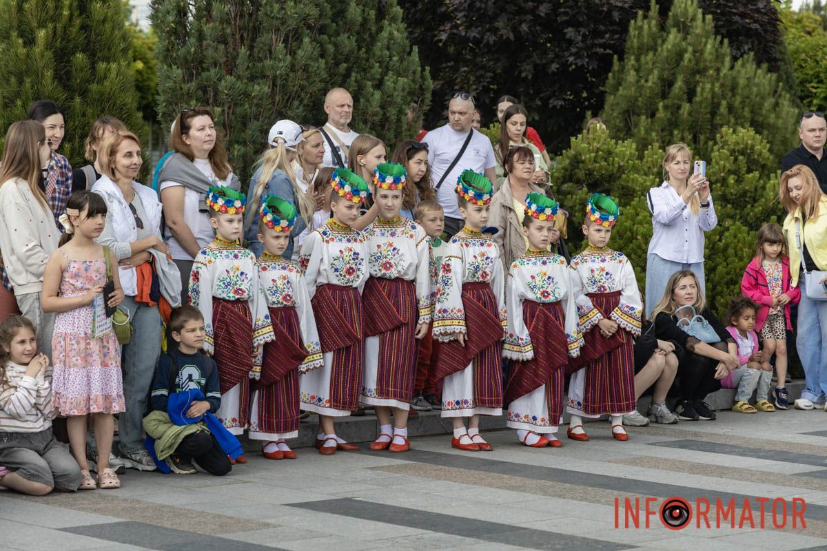 Літо офіційно стартувало: у Дніпрі відкрили сезон дитячих розваг у сквері Прибережний 16