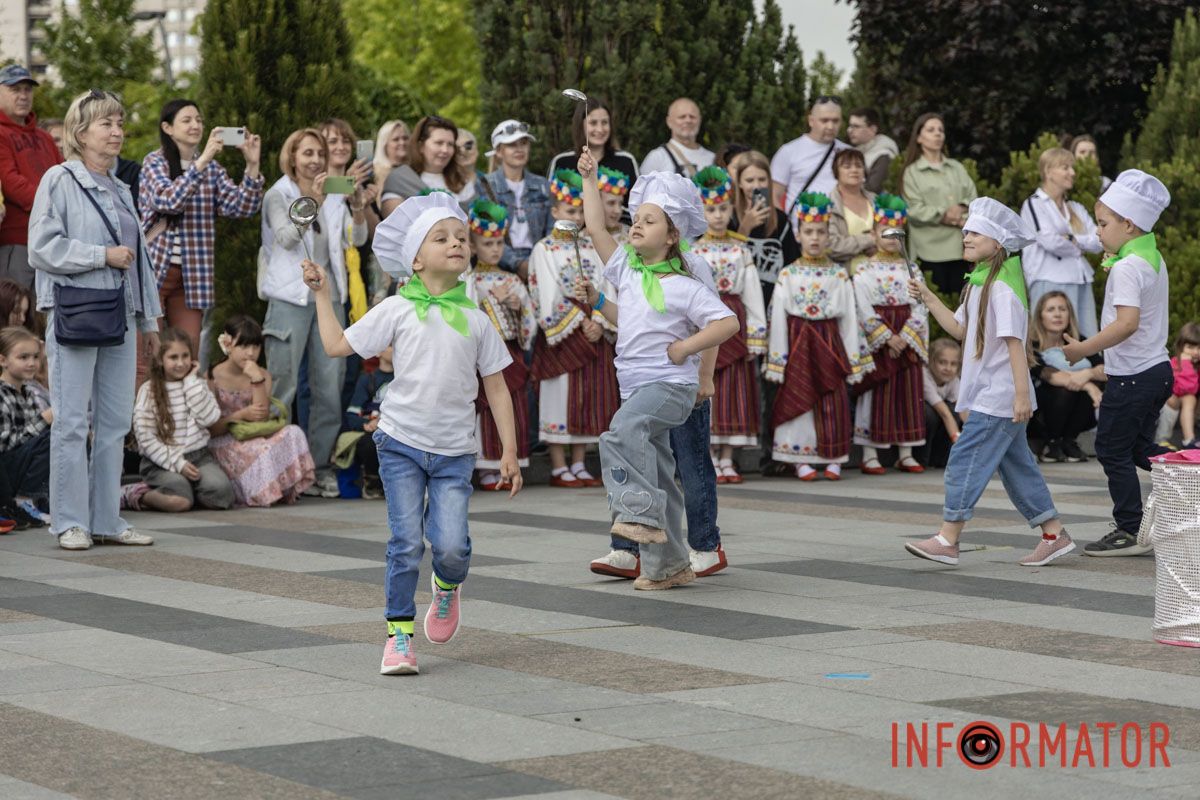 Літо офіційно стартувало: у Дніпрі відкрили сезон дитячих розваг у сквері Прибережний 19