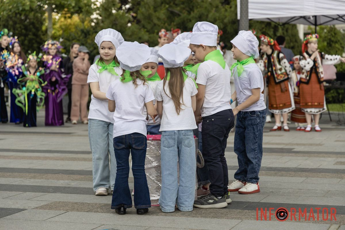 Літо офіційно стартувало: у Дніпрі відкрили сезон дитячих розваг у сквері Прибережний 20