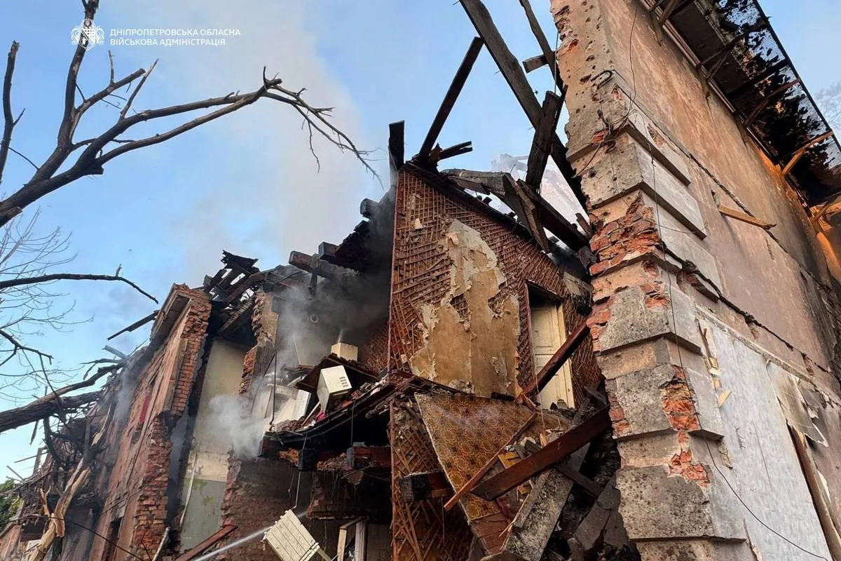 Найбільше пошкоджені 2 багатоквартирні будинки Перші фото з місця: як виглядає Дніпро після нічних ворожих ударів 3