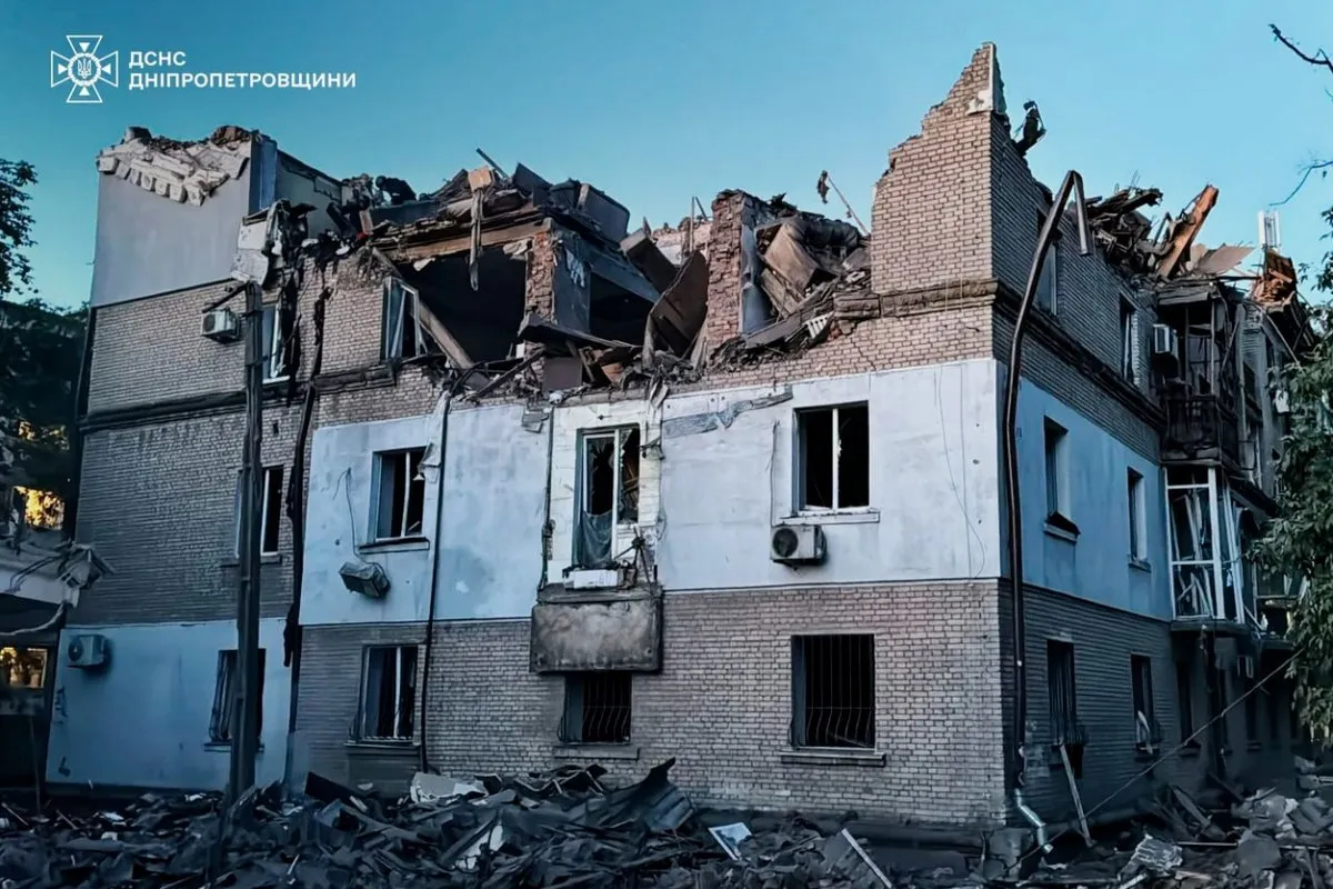 В настоящее время поисково-спасательная операция продолжается «Нанесли повторный удар»: среди погибших из-за атаки по Днепру – спасатель, работавший на «прилете» 5