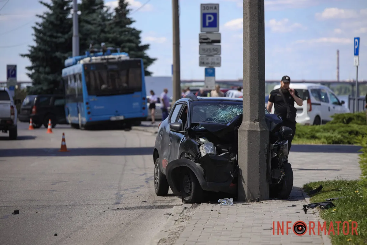 Після зіткнення з «китайцем» Subaru вилетіла в лоб тролейбуса: на Січеславській Набережній у Дніпрі потрійна ДТП 16
