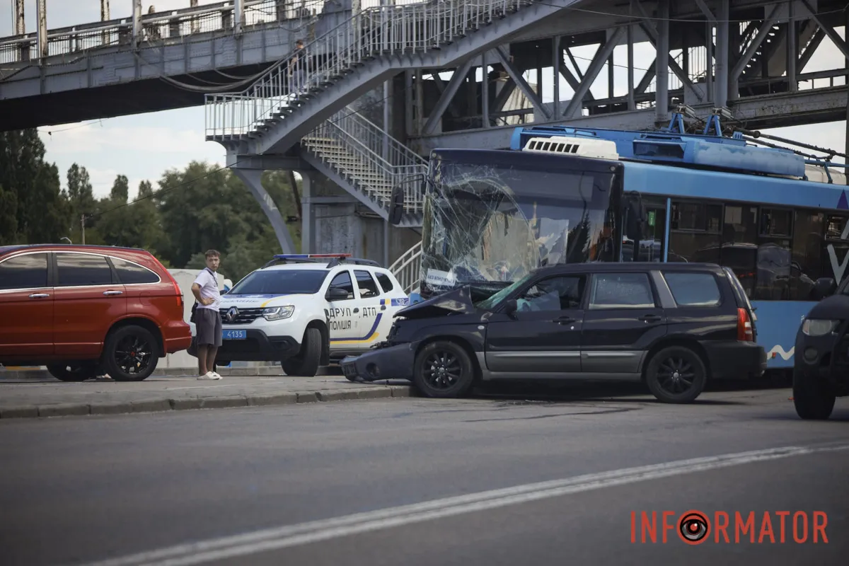 Після зіткнення з «китайцем» Subaru вилетіла в лоб тролейбуса: на Січеславській Набережній у Дніпрі потрійна ДТП 18