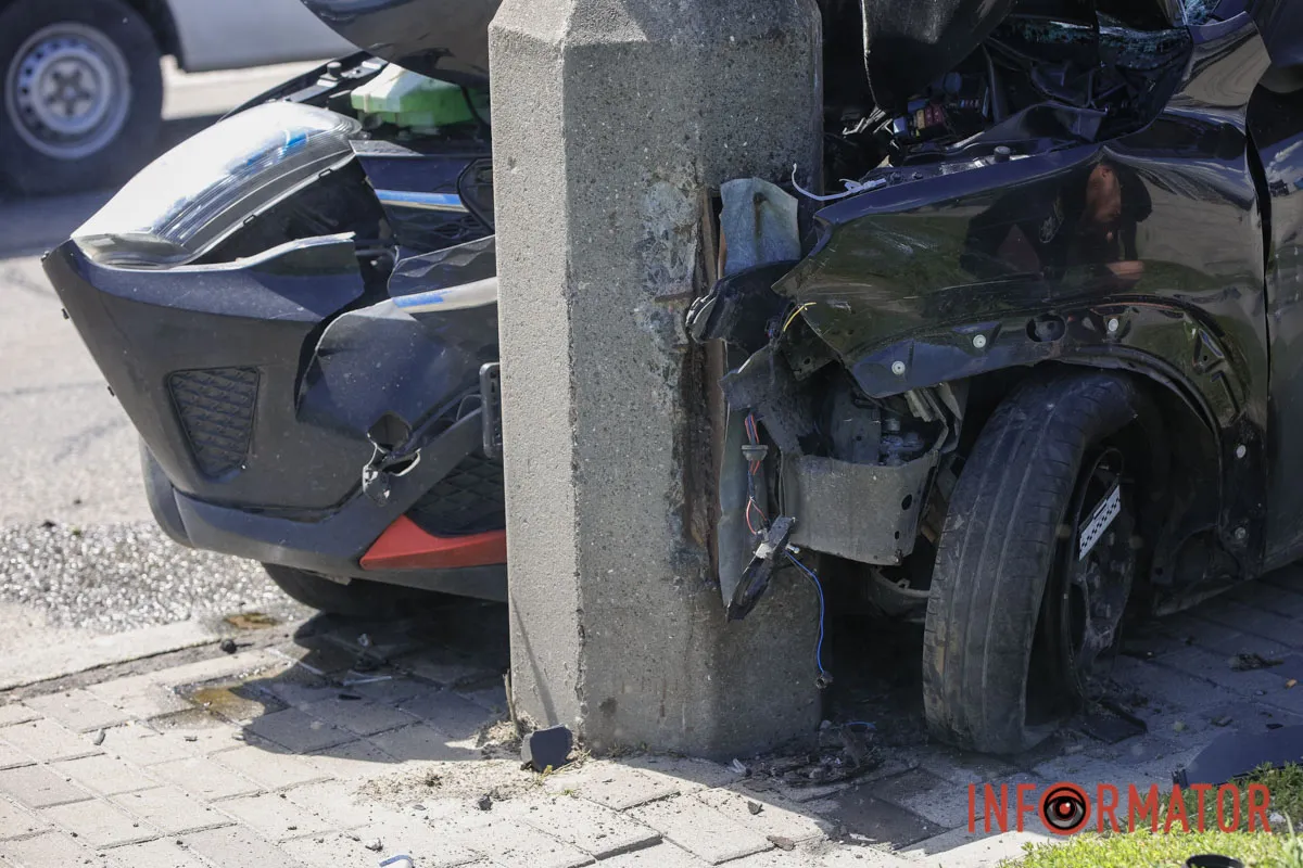 Після зіткнення з «китайцем» Subaru вилетіла в лоб тролейбуса: на Січеславській Набережній у Дніпрі потрійна ДТП 12