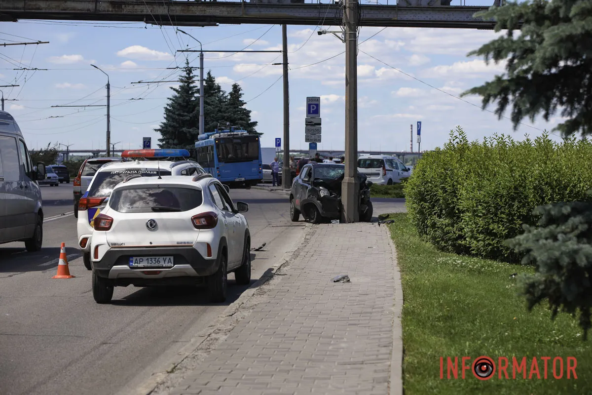 Після зіткнення з «китайцем» Subaru вилетіла в лоб тролейбуса: на Січеславській Набережній у Дніпрі потрійна ДТП 13