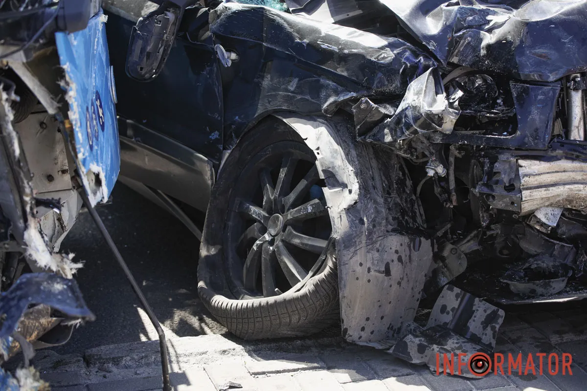 Після зіткнення з «китайцем» Subaru вилетіла в лоб тролейбуса: на Січеславській Набережній у Дніпрі потрійна ДТП 2