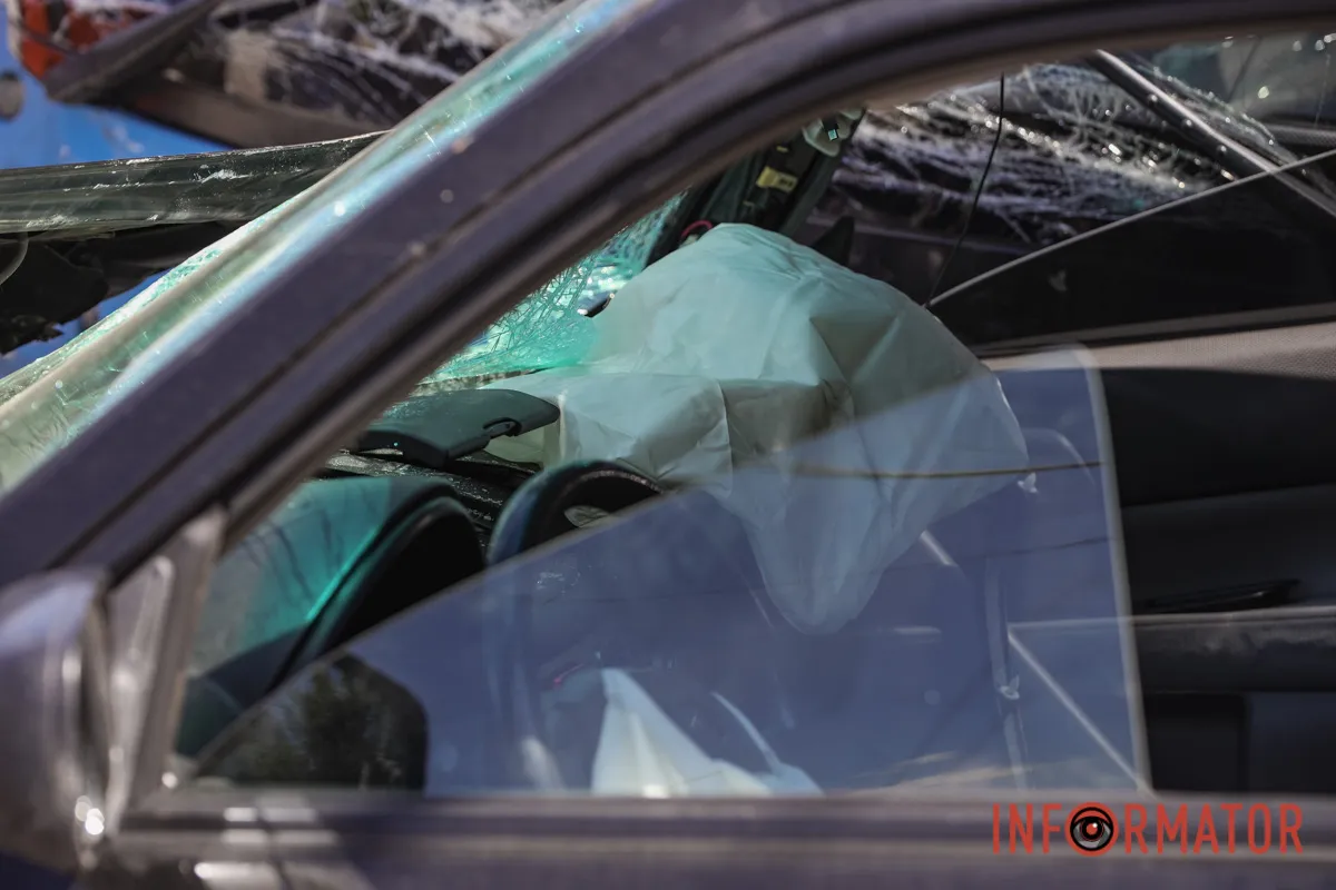 Після зіткнення з «китайцем» Subaru вилетіла в лоб тролейбуса: на Січеславській Набережній у Дніпрі потрійна ДТП 14