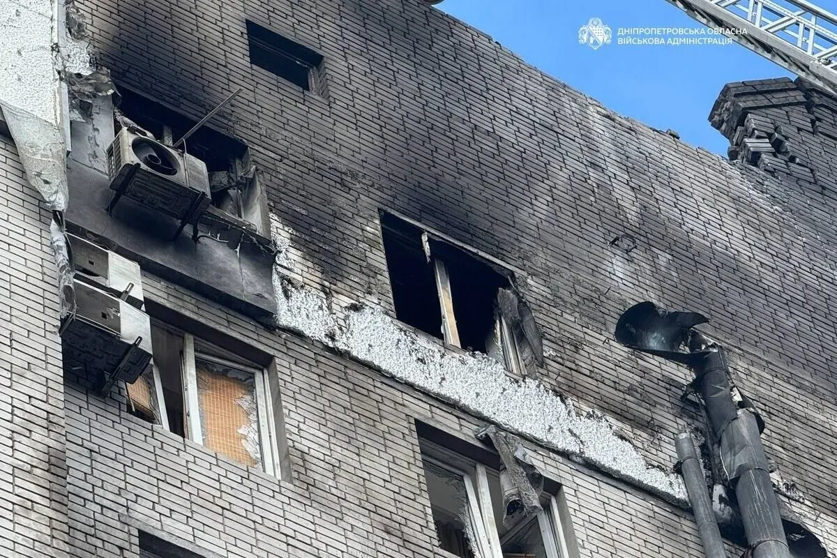 Армия России ударила по многоэтажке. Армия России ударила по многоэтажке.