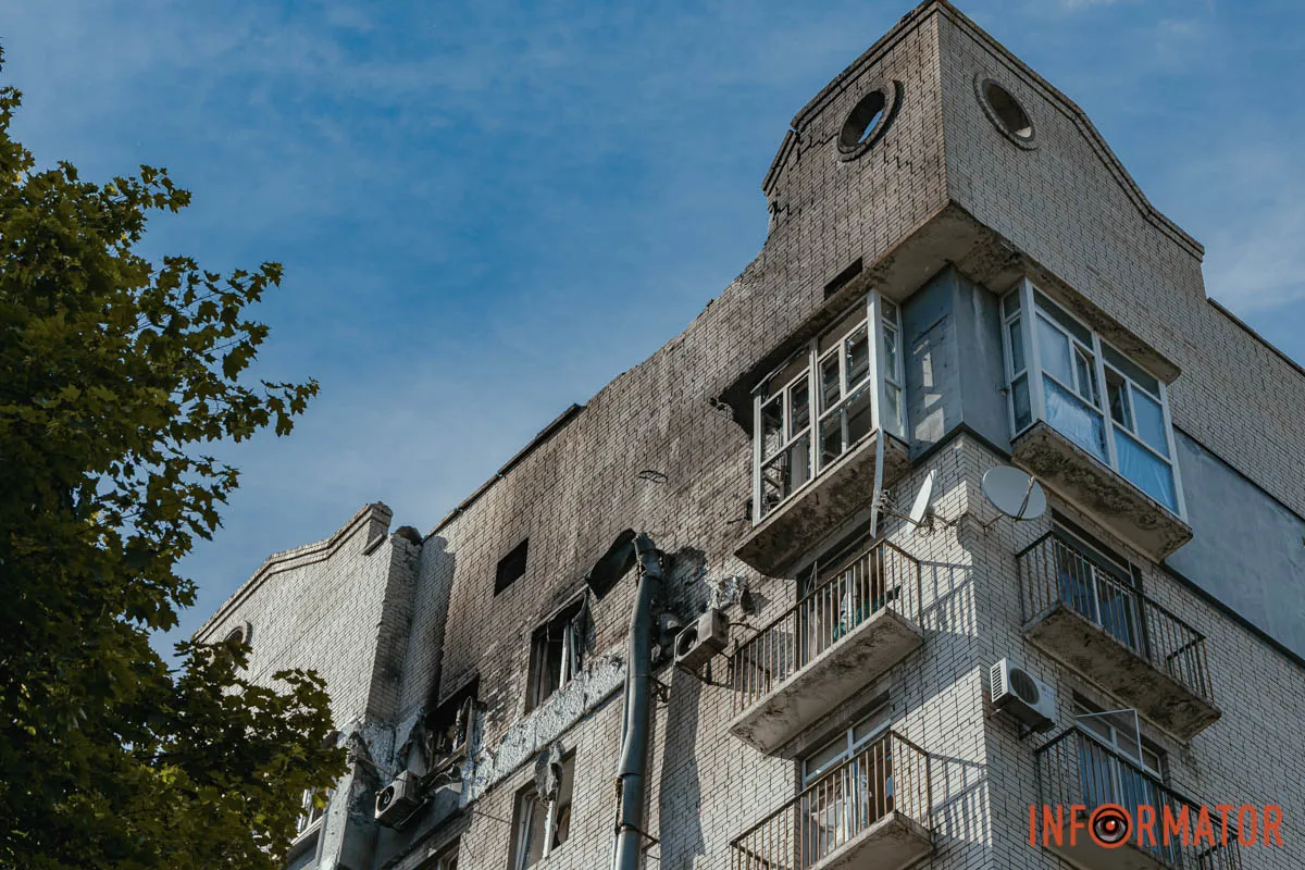 Специалисты обследуют поврежденный дом и ликвидируют последствия вражеской атаки Реактивный «шахед» попал в многоэтажку в Днепре: как выглядит дом после атаки 6