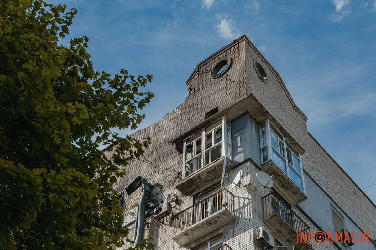 Выбиты окна и разрушены балконы в многоэтажке. Реактивный «шахед» попал в многоэтажку в Днепре: как выглядит дом после атаки 10