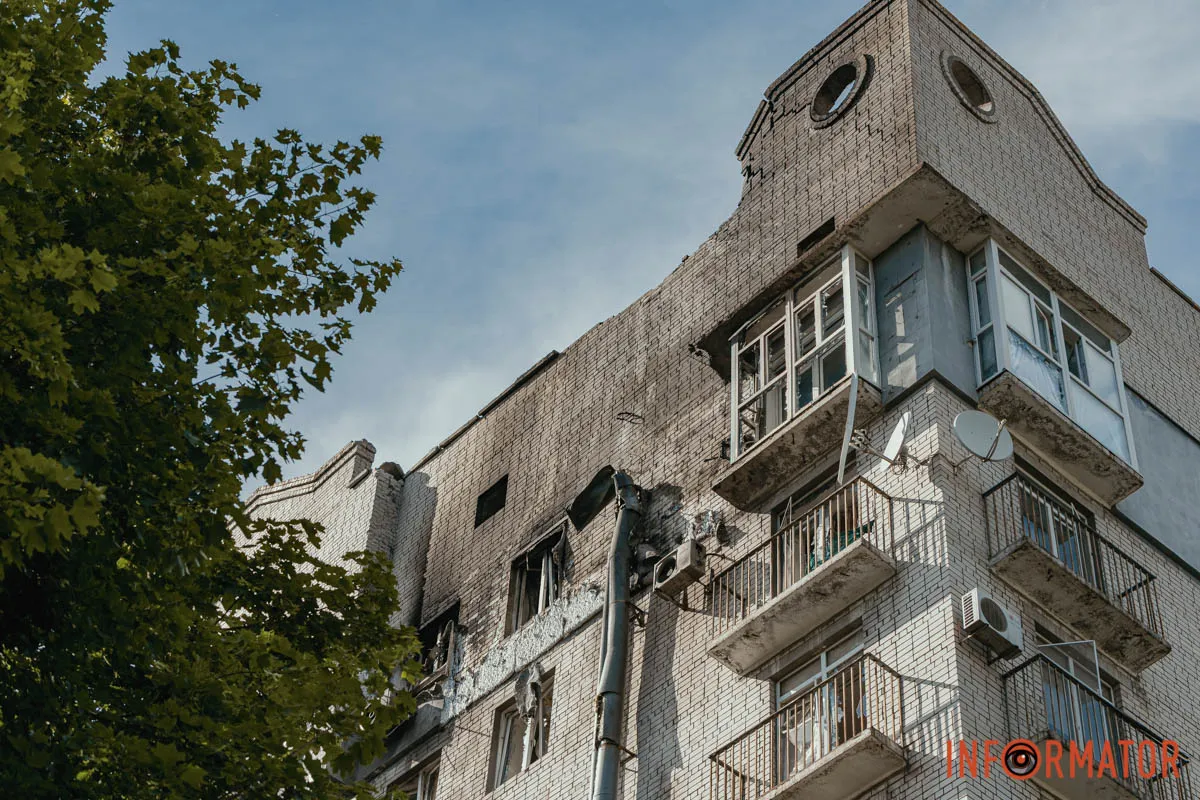 Дым и следы горения на верхних этажах дома Реактивный «шахед» попал в многоэтажку в Днепре: как выглядит дом после атаки 12