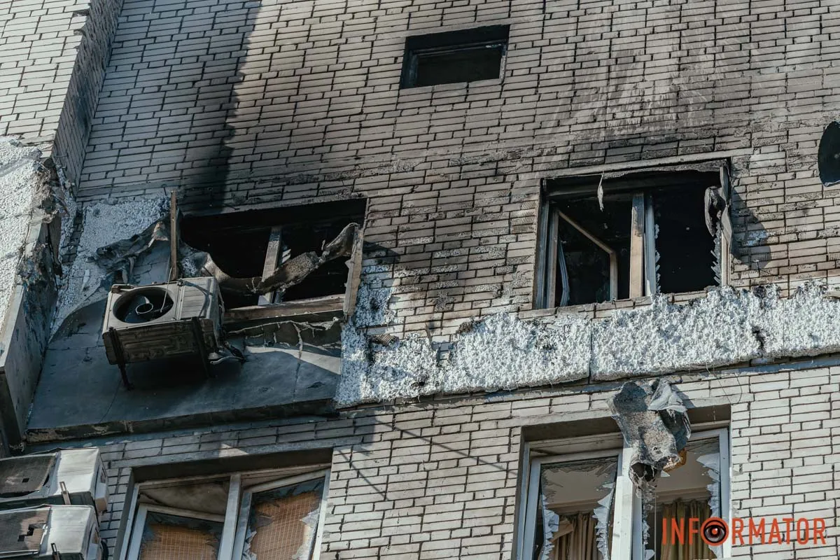 Окна временно закрывают пленкой и досками Реактивный «шахед» попал в многоэтажку в Днепре: как выглядит дом после атаки 15