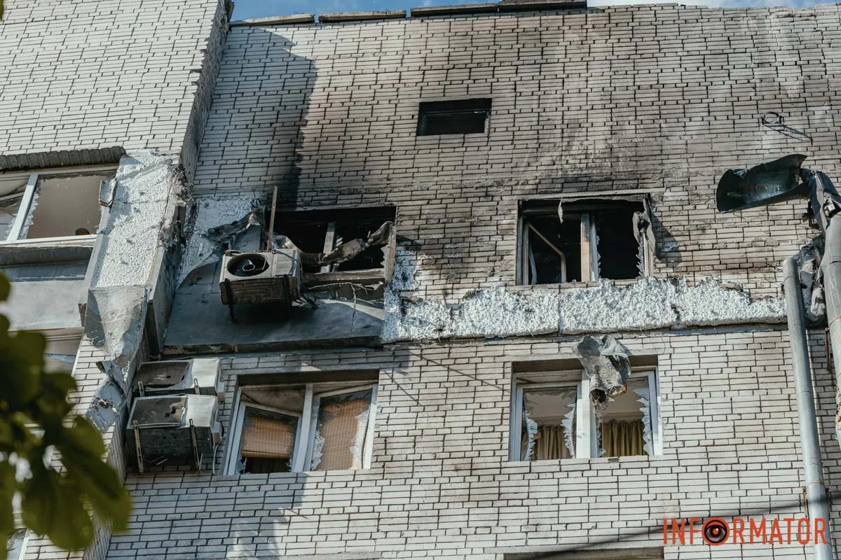 Поврежденный фасад жилого дома в Днепре. Реактивный «шахед» попал в многоэтажку в Днепре: как выглядит дом после атаки 20