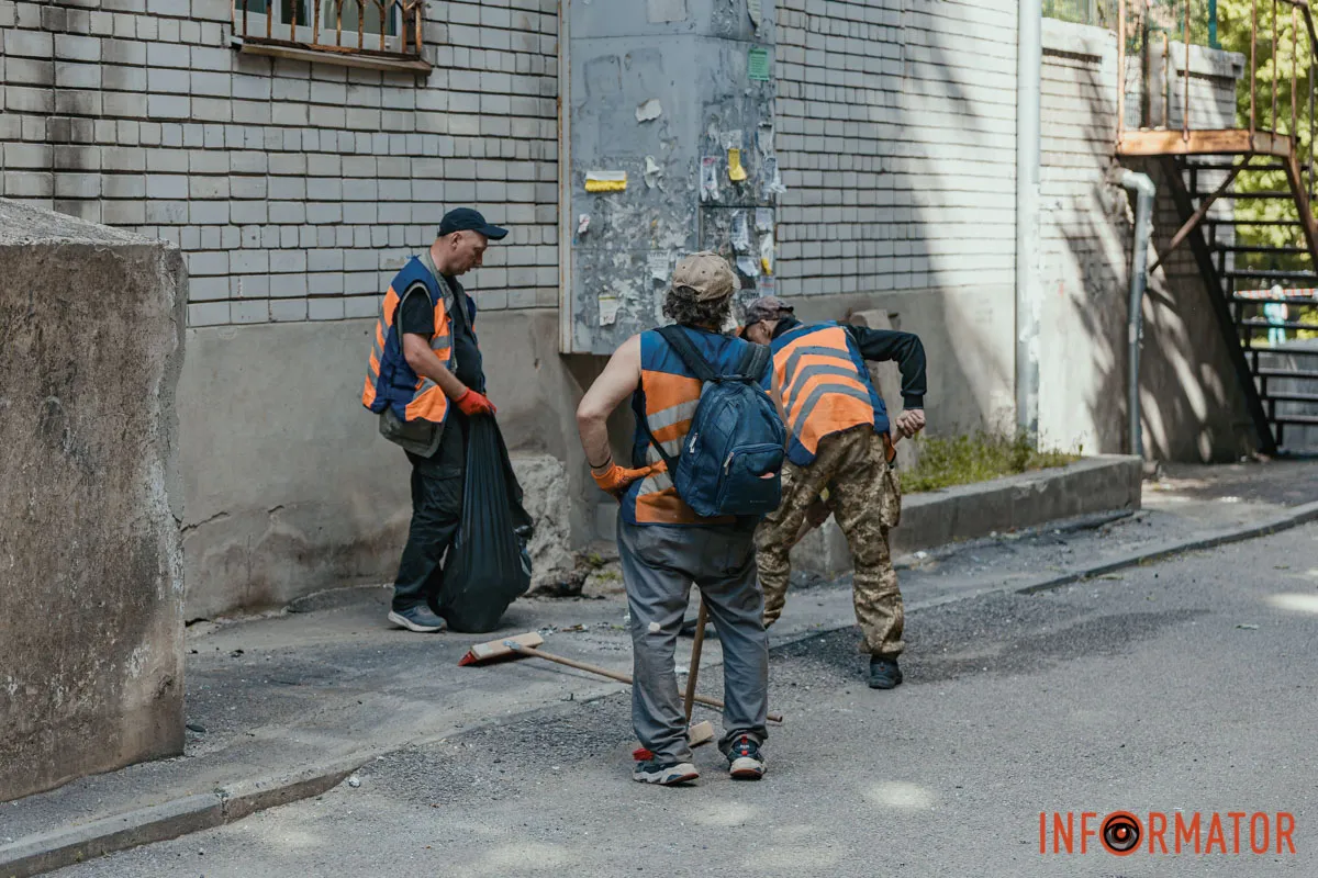 Выбитые окна на нескольких этажах многоэтажки Реактивный «шахед» попал в многоэтажку в Днепре: как выглядит дом после атаки 21