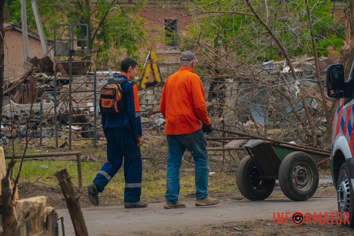 ешканці постраждалих багатоповерхівок намагаються врятувати вцілілі речі