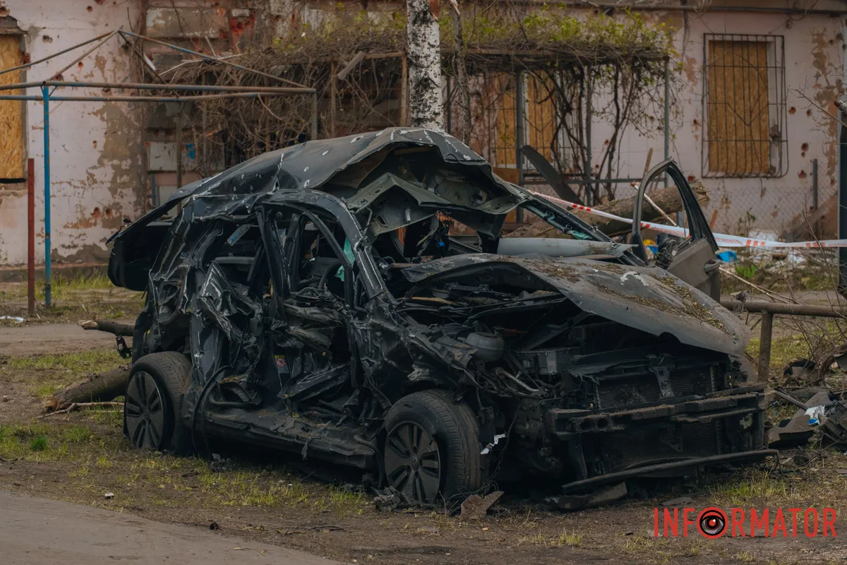 Вщент згорілі автівки