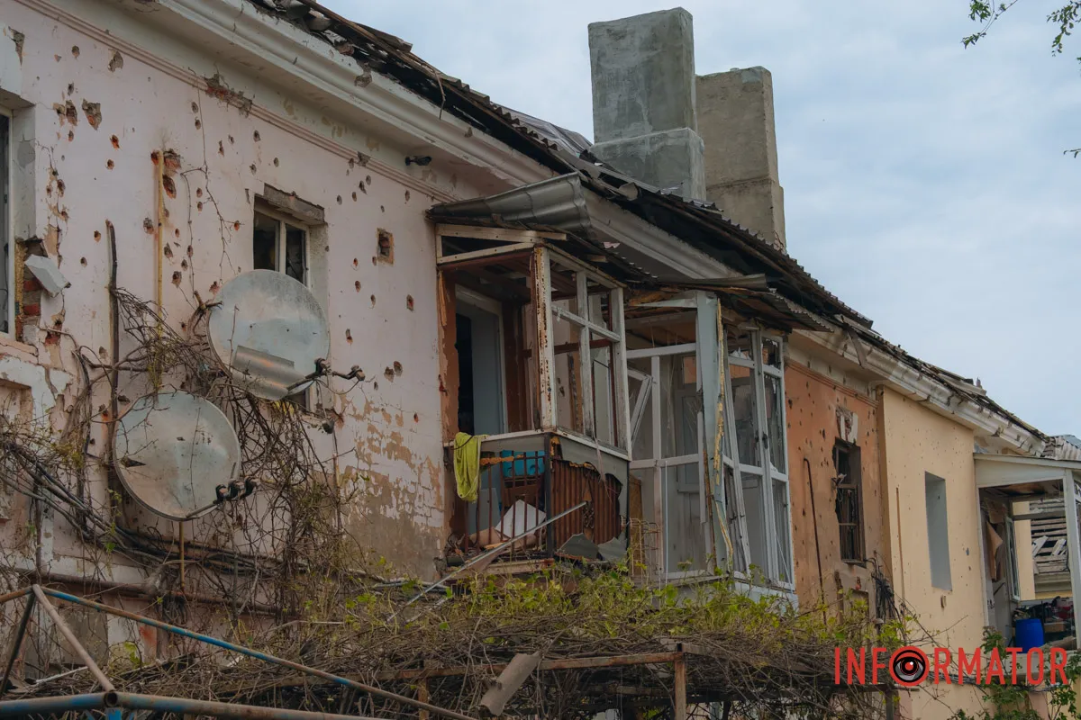 Будівлі і та посічені гострими осколками