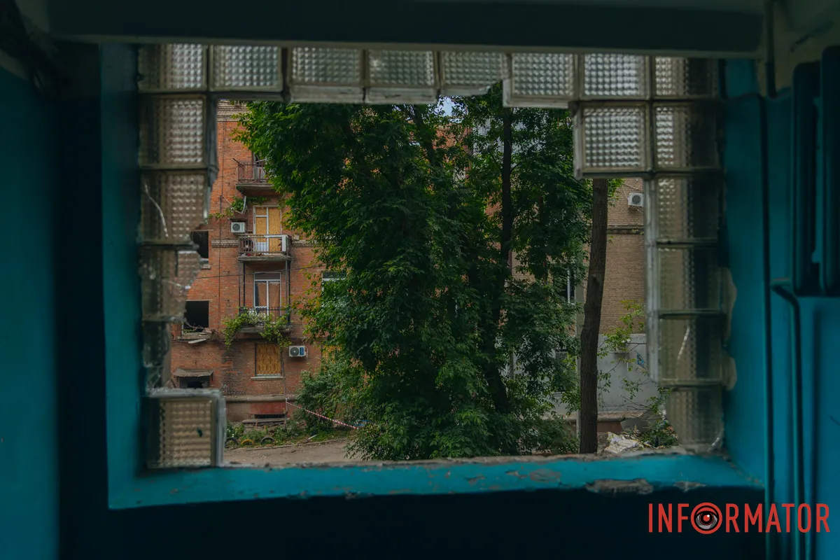 Вид на квартал, де архітектура мирного життя тепер посічена гострими осколками війни