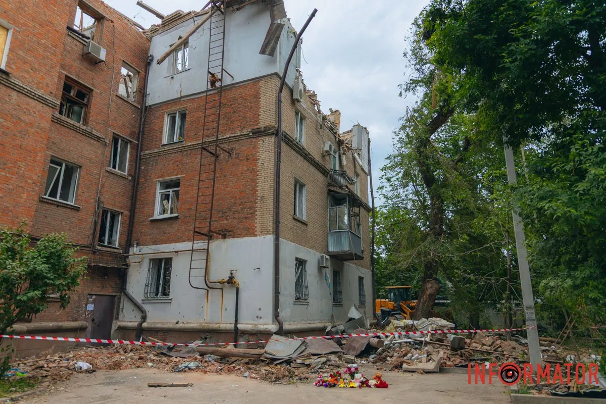 Будівлі, що застигли в тривожній тиші під спокійним червневим сонцем