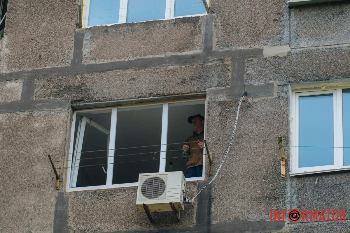 Розбите скло, понівечений пластик і попіл